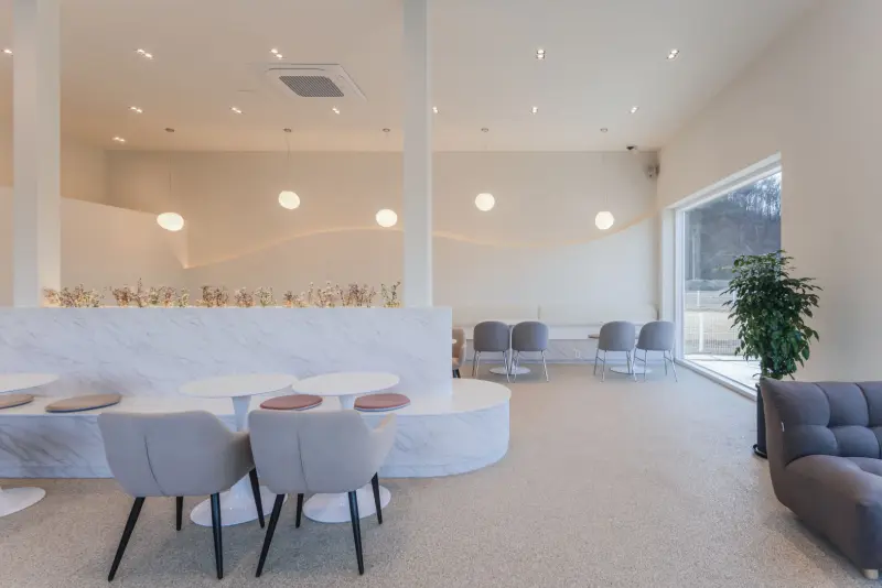 대리석과 곡선미가 어우러진 화이트 감성 카페